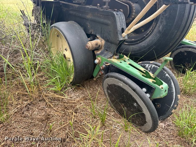 image for item EW4729 Kinze planter
