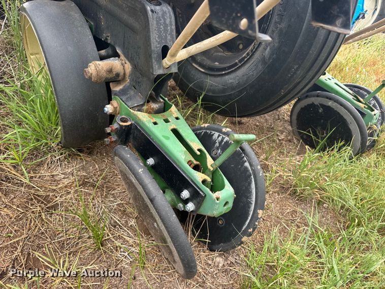 image for item EW4729 Kinze planter