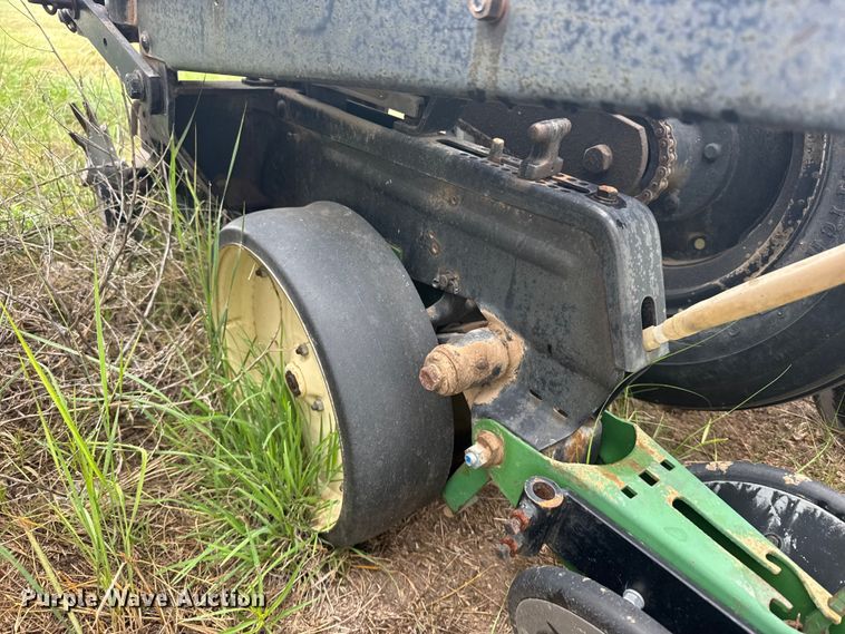image for item EW4729 Kinze planter