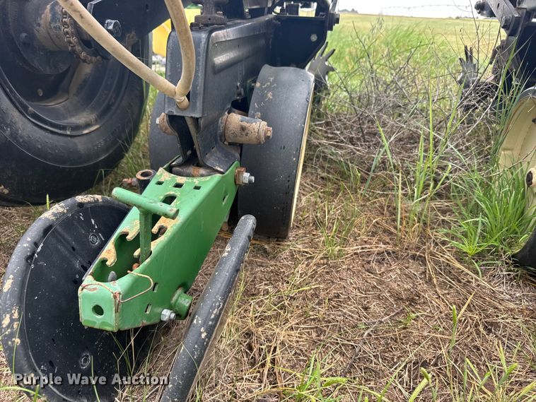 image for item EW4729 Kinze planter