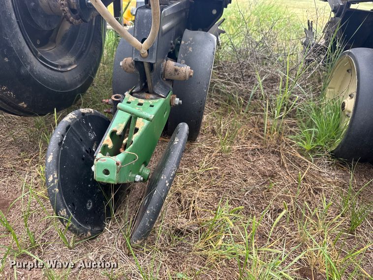 image for item EW4729 Kinze planter