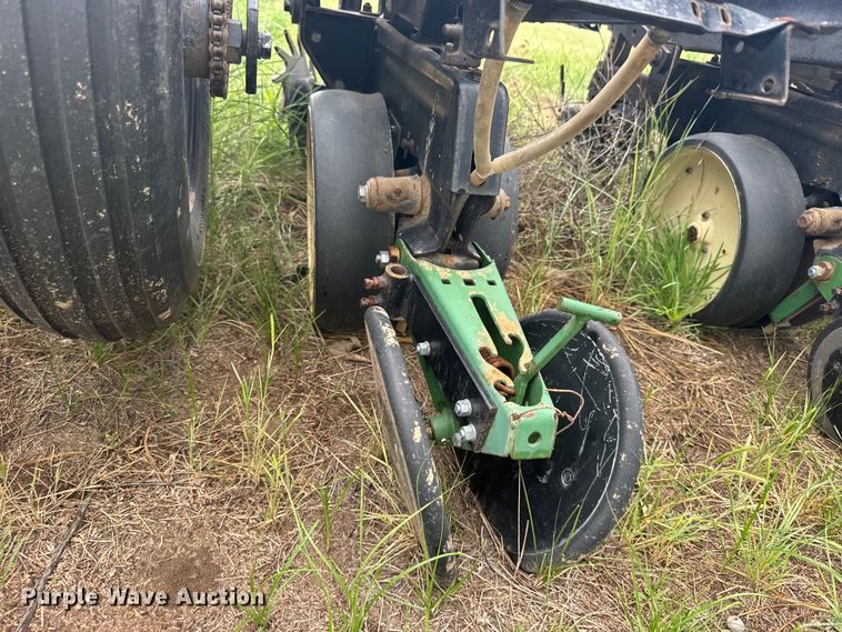 image for item EW4729 Kinze planter