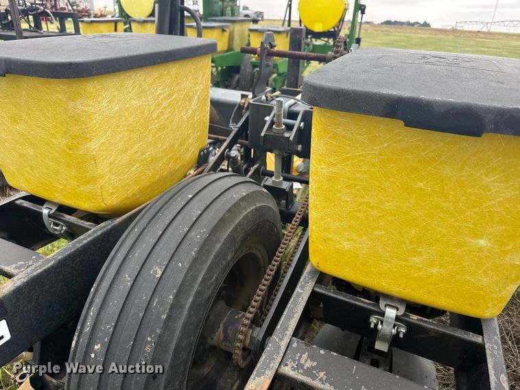 image for item EW4729 Kinze planter
