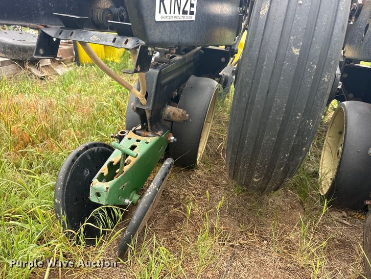 image for item EW4729 Kinze planter