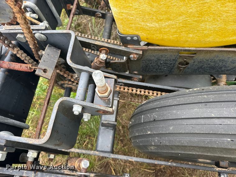image for item EW4729 Kinze planter