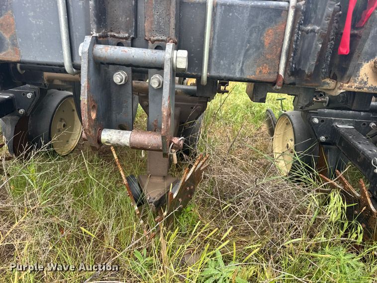 image for item EW4729 Kinze planter