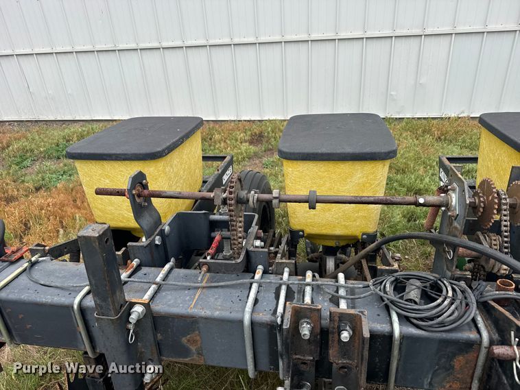 image for item EW4729 Kinze planter