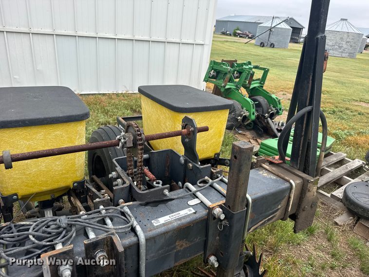 image for item EW4729 Kinze planter