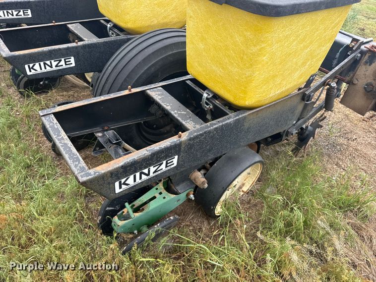 image for item EW4729 Kinze planter