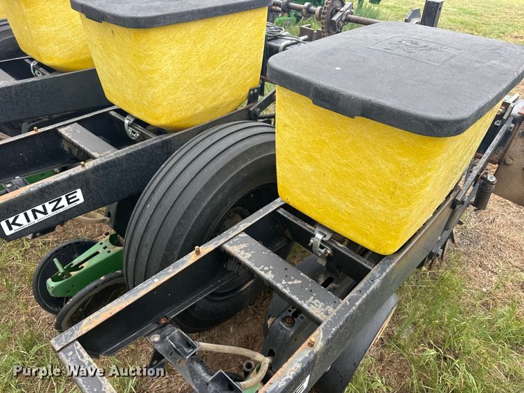 image for item EW4729 Kinze planter