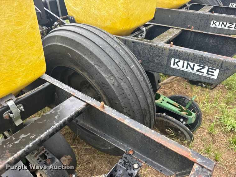 image for item EW4729 Kinze planter