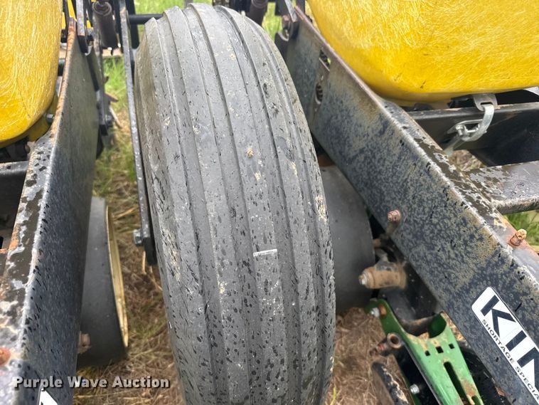 image for item EW4729 Kinze planter