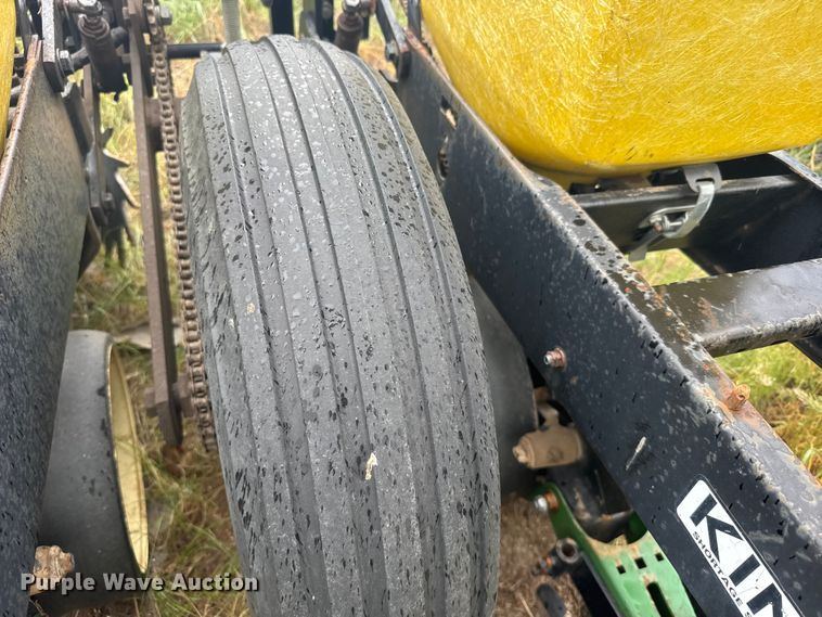 image for item EW4729 Kinze planter