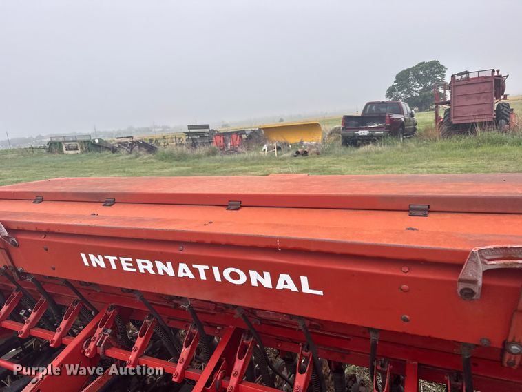 image for item EW4806 International 5100 grain drill