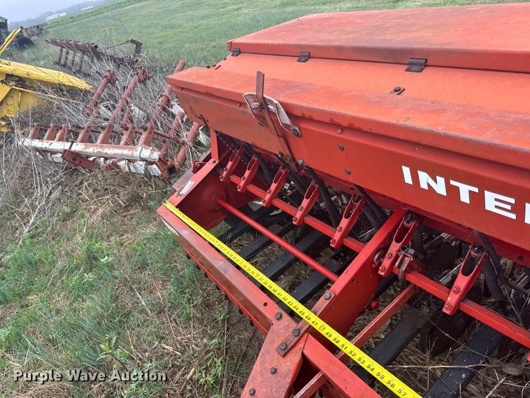 image for item EW4806 International 5100 grain drill