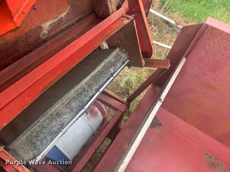 image for item EW4808 Massey-Ferguson 1167 combine