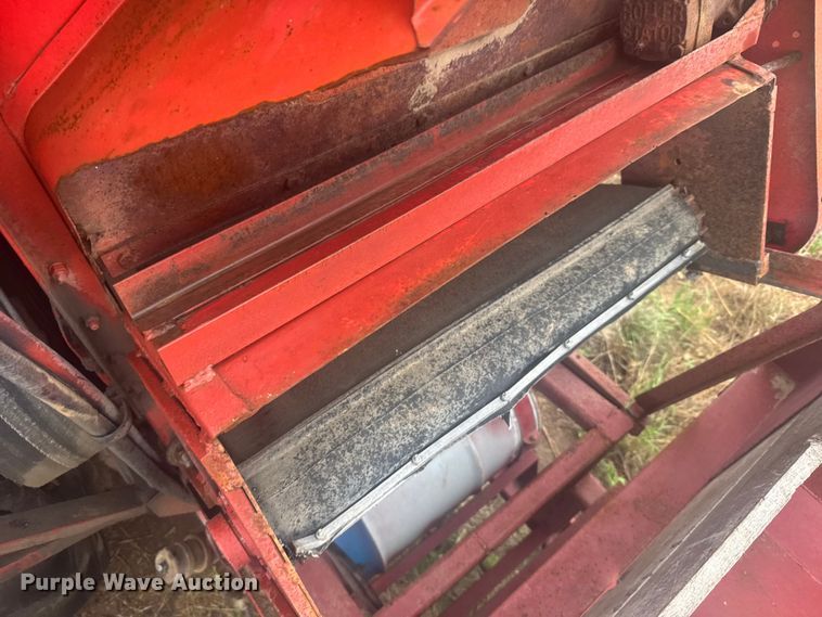 image for item EW4808 Massey-Ferguson 1167 combine