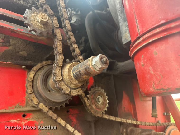 image for item EW4808 Massey-Ferguson 1167 combine