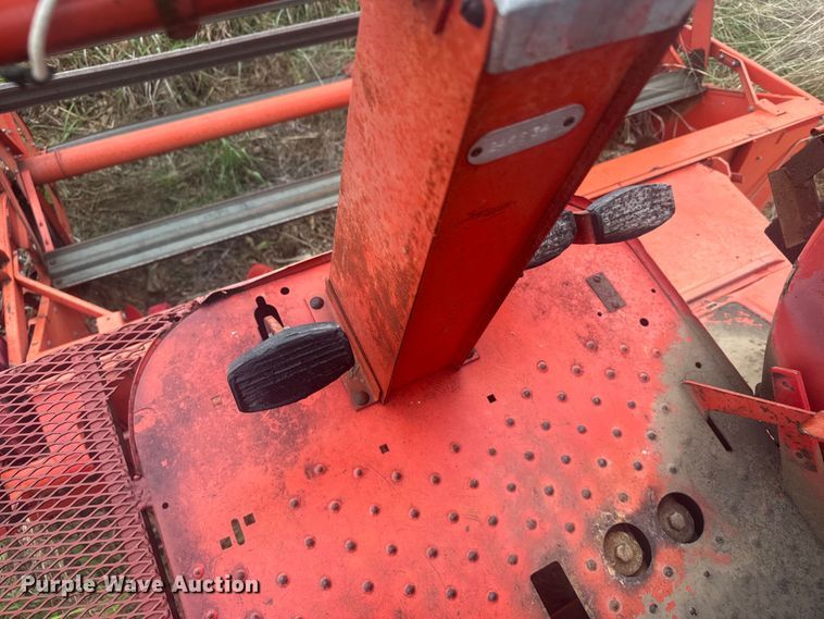 image for item EW4808 Massey-Ferguson 1167 combine