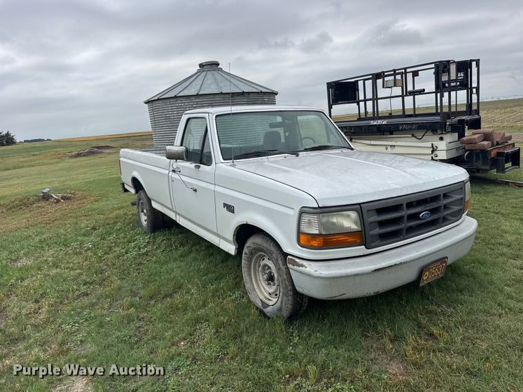 image for item EW4818 1995 Ford F150 XL pickup truck