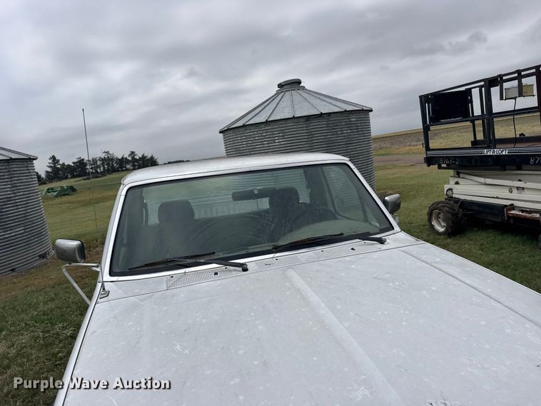 image for item EW4818 1995 Ford F150 XL pickup truck