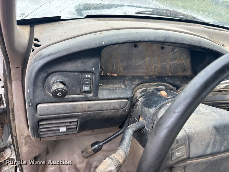 image for item EW4818 1995 Ford F150 XL pickup truck