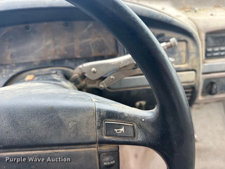 image for item EW4818 1995 Ford F150 XL pickup truck