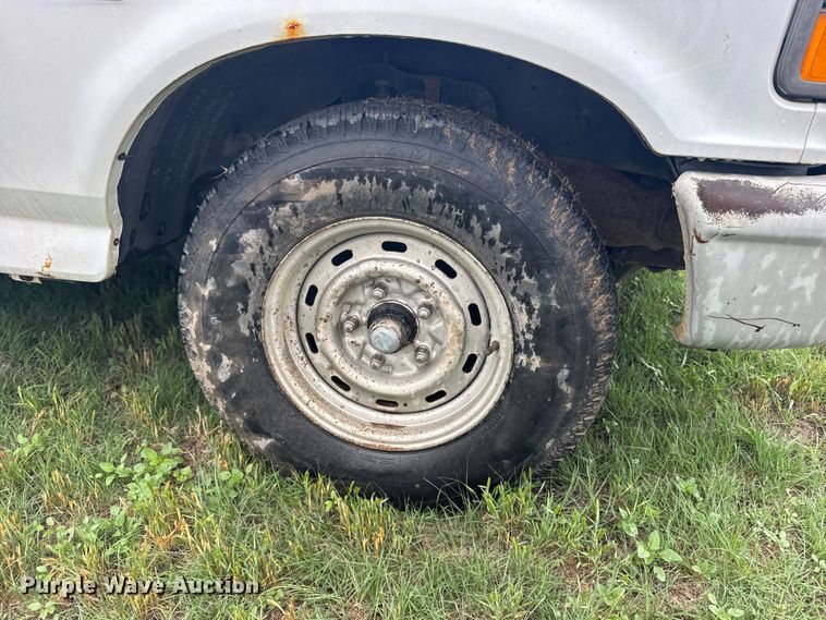 image for item EW4818 1995 Ford F150 XL pickup truck