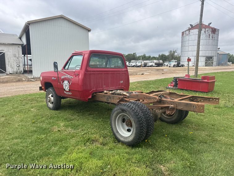 image for item EW4821 1992 Dodge Ram 350 pickup truck cab and chassis