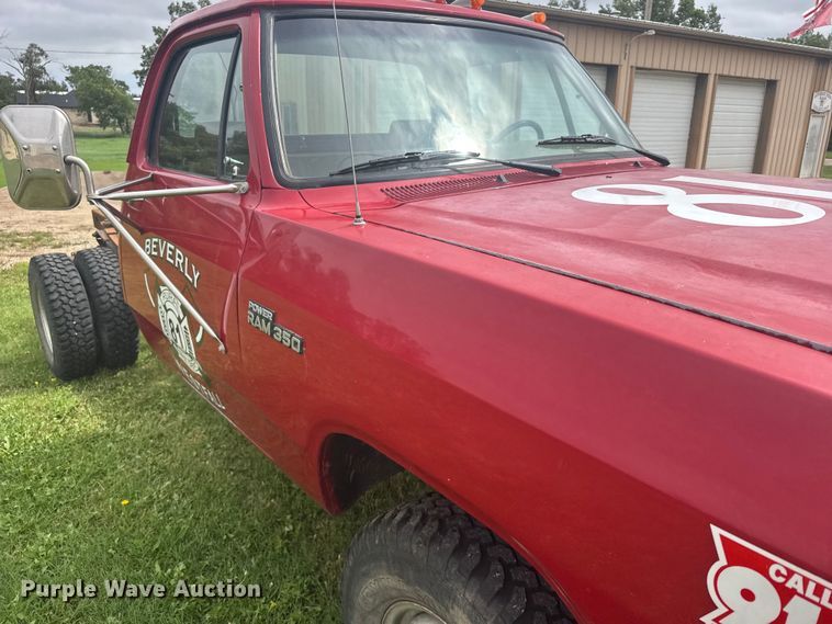 image for item EW4821 1992 Dodge Ram 350 pickup truck cab and chassis