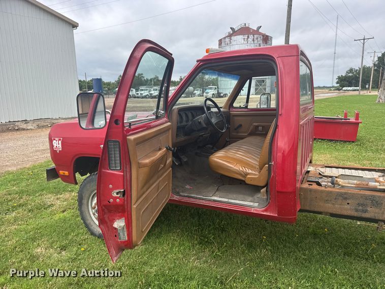 image for item EW4821 1992 Dodge Ram 350 pickup truck cab and chassis
