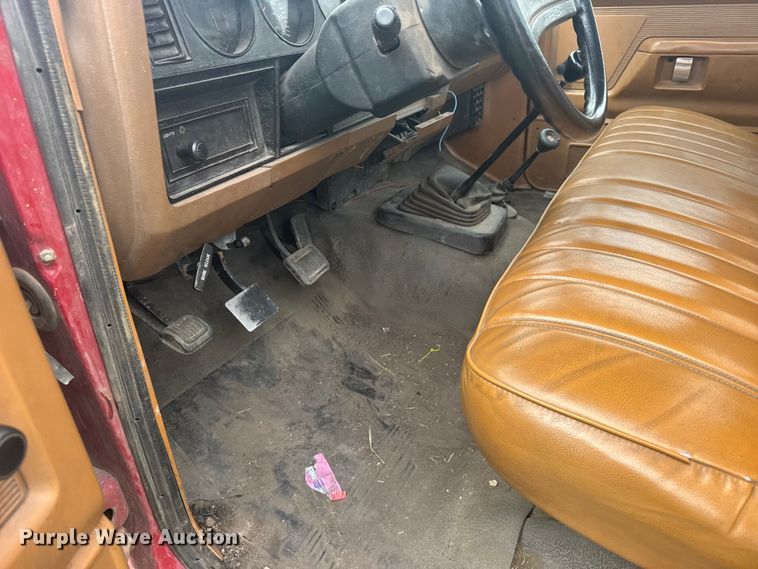 image for item EW4821 1992 Dodge Ram 350 pickup truck cab and chassis
