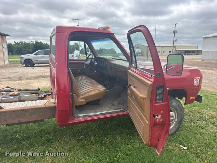 image for item EW4821 1992 Dodge Ram 350 pickup truck cab and chassis