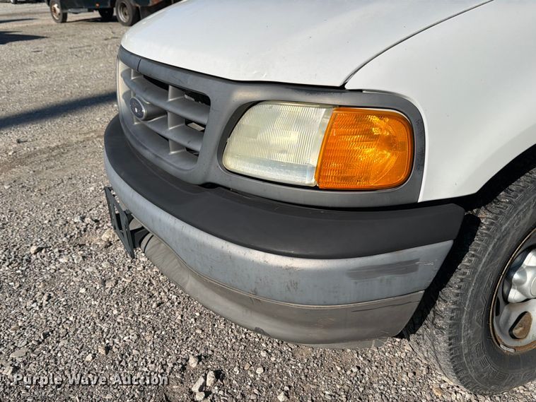 image for item FB8198 2004 Ford F150 pickup truck
