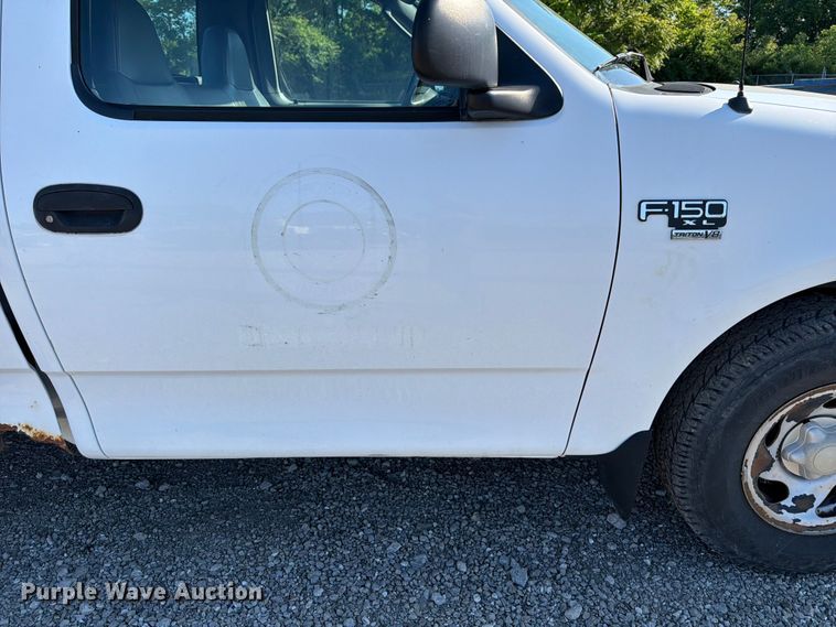 image for item FB8198 2004 Ford F150 pickup truck