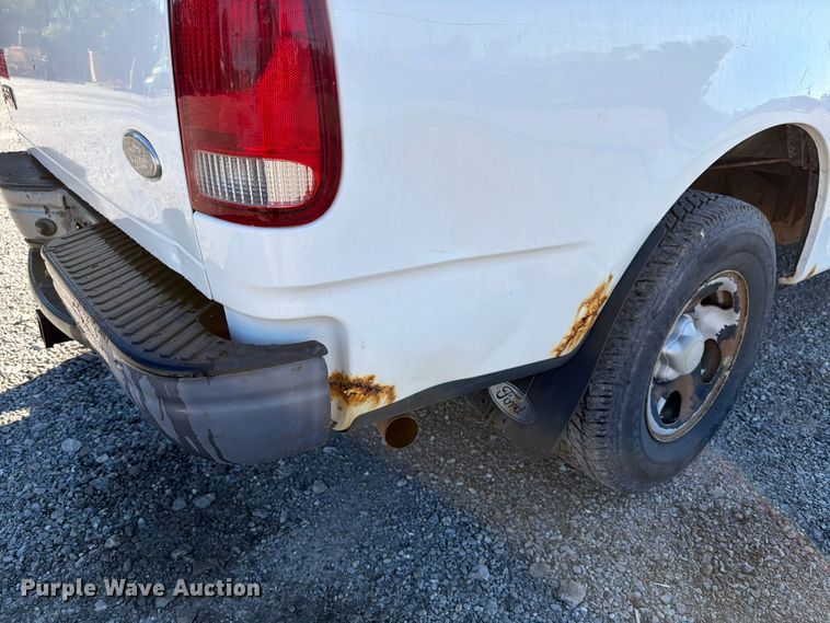 image for item FB8198 2004 Ford F150 pickup truck