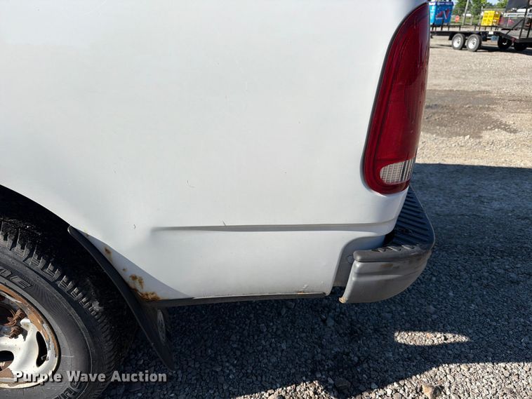 image for item FB8198 2004 Ford F150 pickup truck