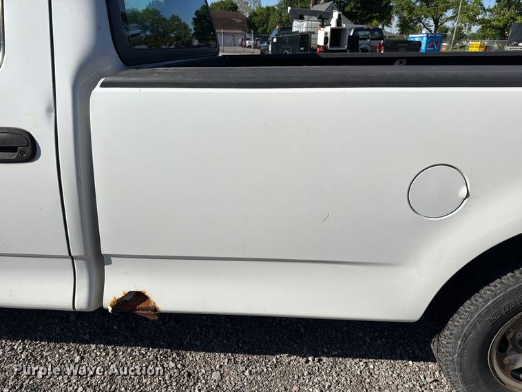 image for item FB8198 2004 Ford F150 pickup truck