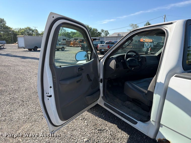 image for item FB8198 2004 Ford F150 pickup truck