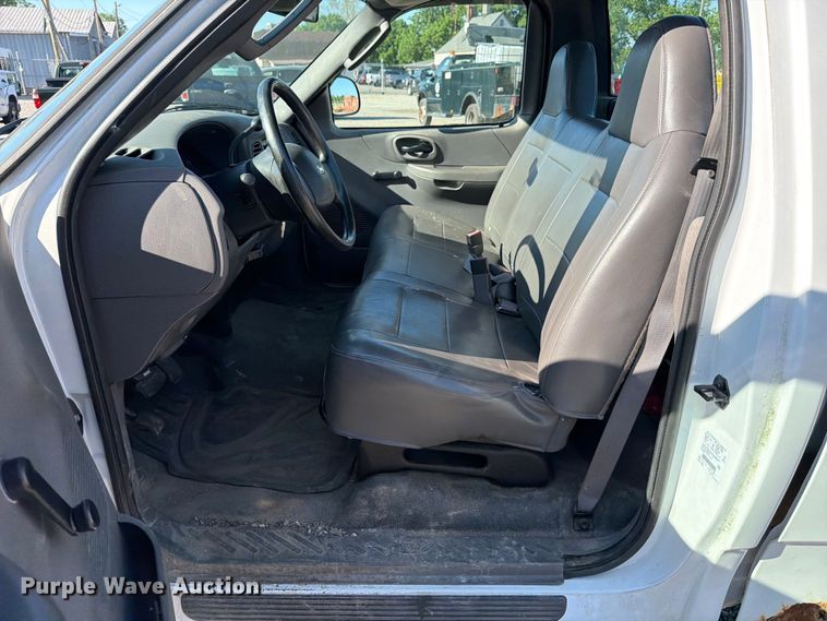 image for item FB8198 2004 Ford F150 pickup truck