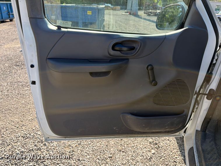 image for item FB8198 2004 Ford F150 pickup truck