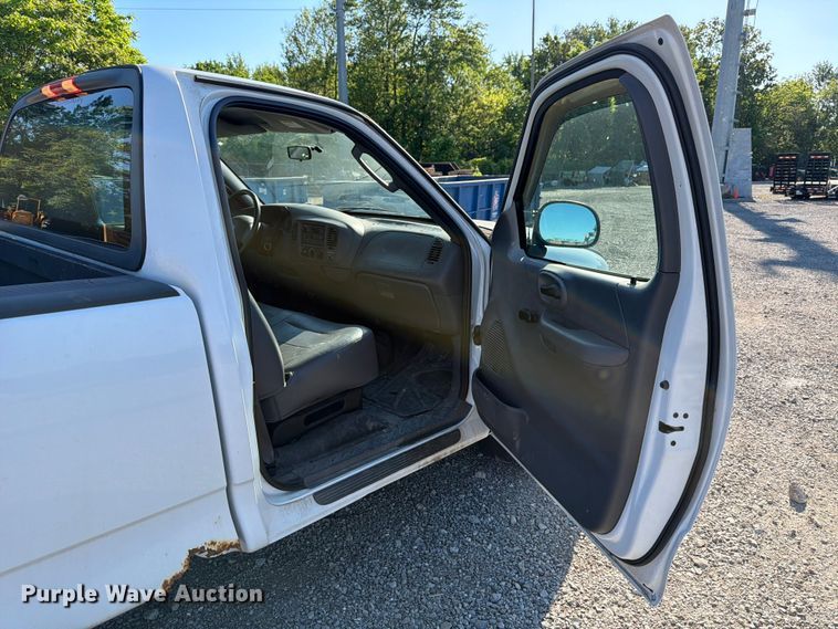 image for item FB8198 2004 Ford F150 pickup truck