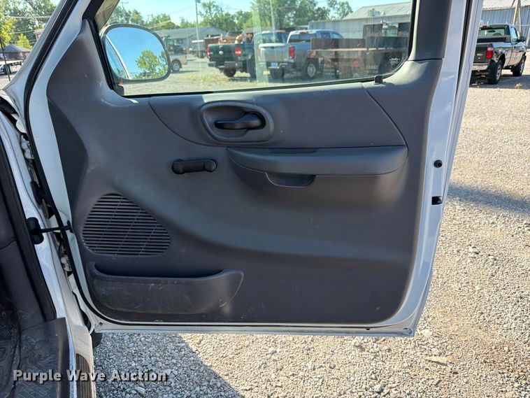 image for item FB8198 2004 Ford F150 pickup truck