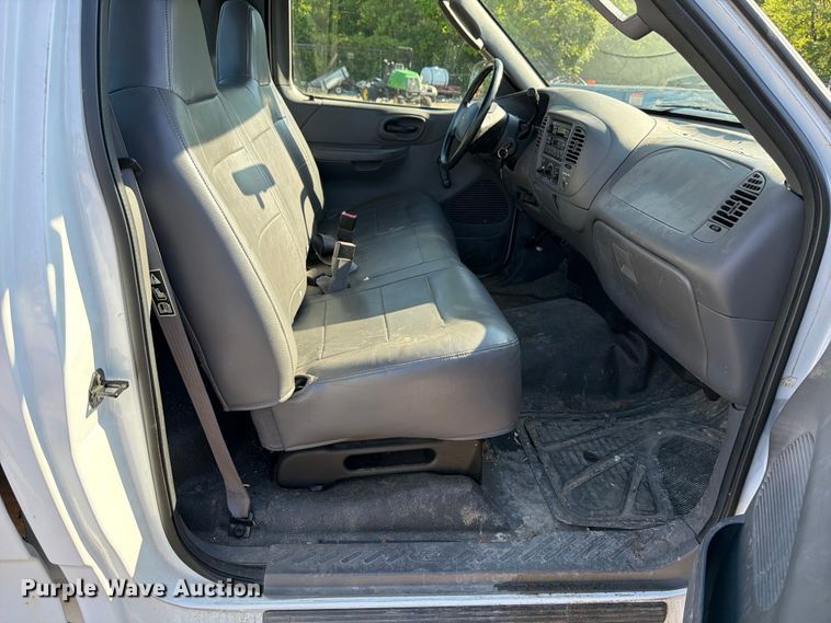 image for item FB8198 2004 Ford F150 pickup truck