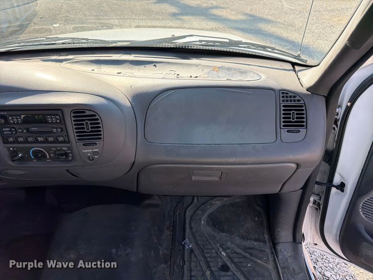 image for item FB8198 2004 Ford F150 pickup truck