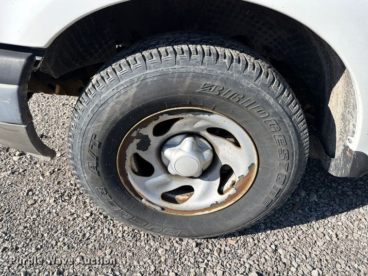 image for item FB8198 2004 Ford F150 pickup truck