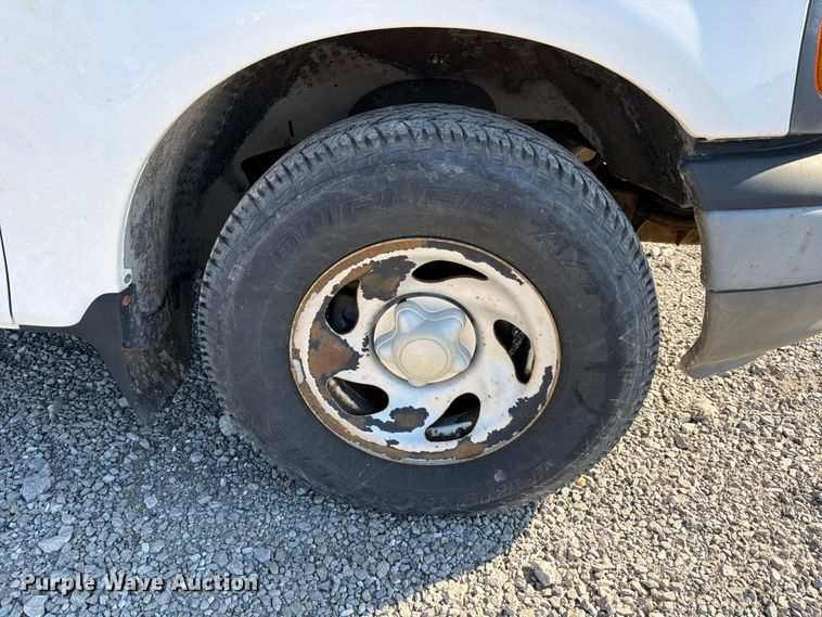 image for item FB8198 2004 Ford F150 pickup truck