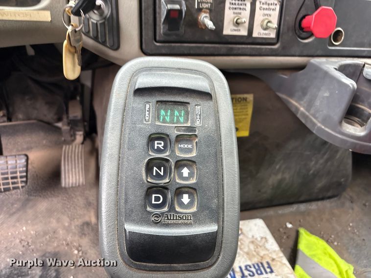 image for item FB8829 2013 International 7400 dump truck