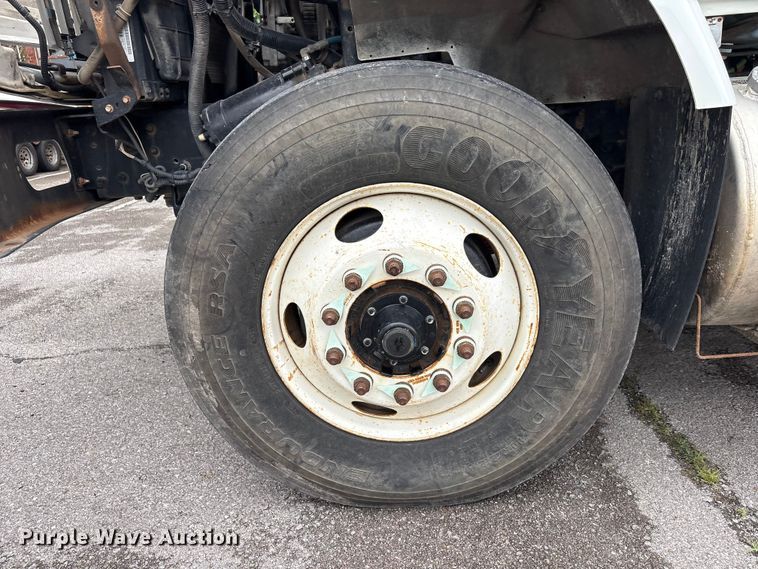 image for item FB8829 2013 International 7400 dump truck