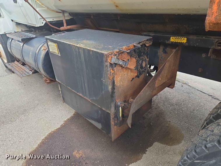 image for item FB8843 2009 International 7400 dump truck